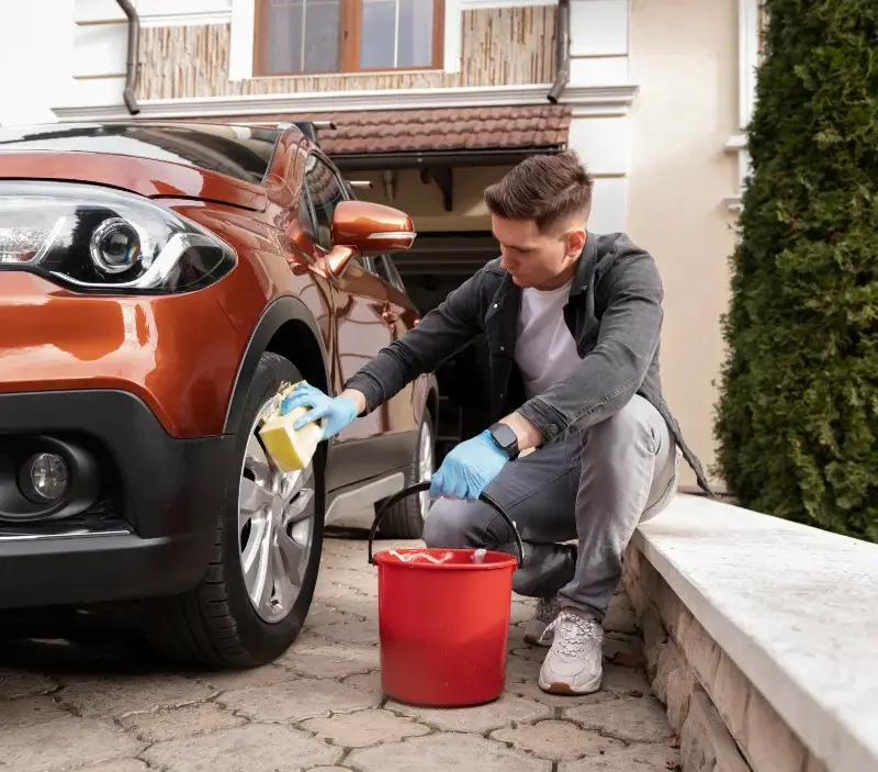 Lavage auto à domicile Chalmoux : professionnel intervenant sur un véhicule